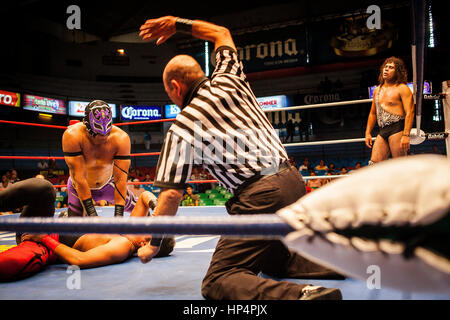 Effectuer les lutteurs de Lucha Libre dans un cas à Guadalajara Arena Coliseo, Guadalajara, Jalisco, Mexique Banque D'Images