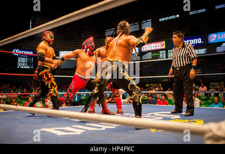 Effectuer les lutteurs de Lucha Libre dans un cas à Guadalajara Arena Coliseo, Guadalajara, Jalisco, Mexique Banque D'Images