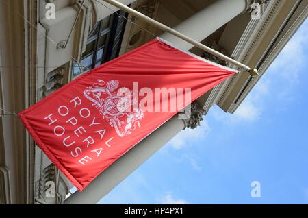 Covent Garden Londres Angleterre, Royaume-Uni - 16 août 2016 : Drapeau Rouge du Royal Opera House situé à l'angle Banque D'Images