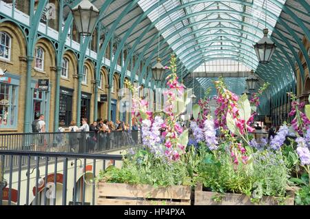 Covent Garden Londres Angleterre, Royaume-Uni - 16 août 2016 : piazza centrale jardin du couvent avec fleurs en premier plan Banque D'Images