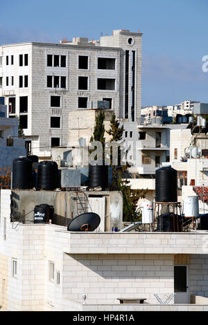 Les réservoirs d'eau à énergie solaire à villes et maisons de ville de Bethléem, Palestine, Cisjordanie, Israël Banque D'Images