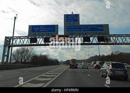 Portique M25 à Dartford Kent, en direction du sud, avec des rappels pour payer la charge Dart Banque D'Images