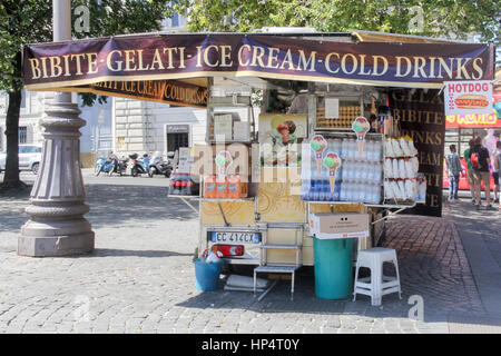 Drinkd crème glacée et froide se tenir à Rome, Latium, Italie Banque D'Images