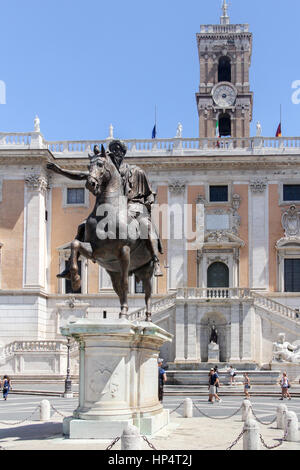 Les touristes en face de la basilique Santa Maria in Ara Coeli, Rome, Italie Banque D'Images