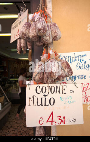 Charcuterie typique à vendre à Castiglione del Lago, Pérouse, Ombrie, Italie Banque D'Images