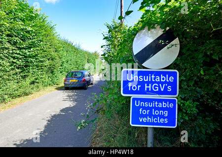 Ne convient pas pour les poids lourds signe dans un petit chemin de campagne à Kent, Angleterre. Banque D'Images
