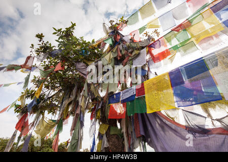 Les drapeaux de prières bouddhistes, de nombreux s'est évanoui par le soleil et le vent, au Népal Banque D'Images