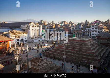 Vue aérienne de Gaddi Baithak Mahadev, Parvati, et ruines du temple Maju Dega, Durbar Square, Katmandou, Népal Banque D'Images