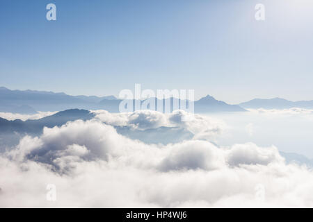 Soleil et nuages sur les contreforts de l'himalaya (kangchenjunga himal), l'est du Népal Banque D'Images