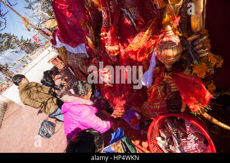 Les pèlerins des offrandes et des prières (puja / pooja) à l'autel de la montagne pathivara devi Banque D'Images