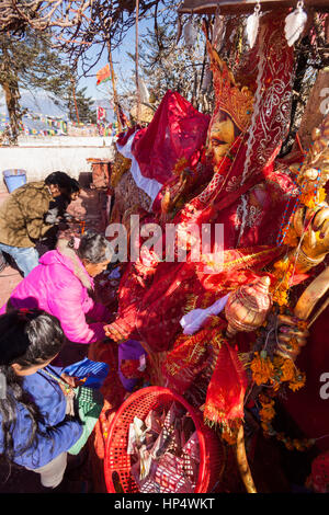 Les pèlerins des offrandes et des prières (puja / pooja) à l'autel de la montagne pathivara devi Banque D'Images