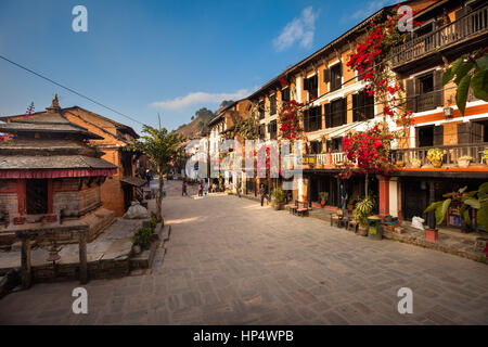 Boutiques, cafés, et l'architecture traditionnel newari dans bandipur bazaar, Népal Banque D'Images