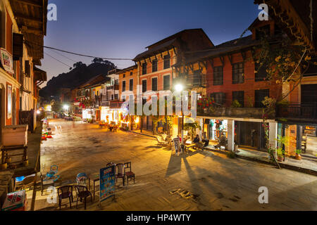 Boutiques, cafés, et l'architecture traditionnel Newari dans Bandipur Bazaar, Népal Banque D'Images