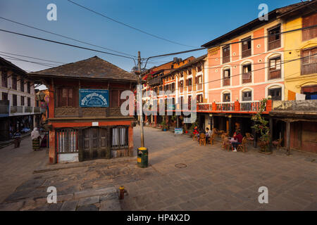 Boutiques, cafés, et l'architecture traditionnel Newari dans Bandipur Bazaar, Népal Banque D'Images