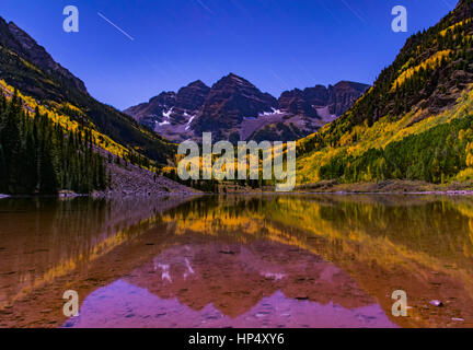 Les Maroon Bells à l'aube de l'automne Banque D'Images