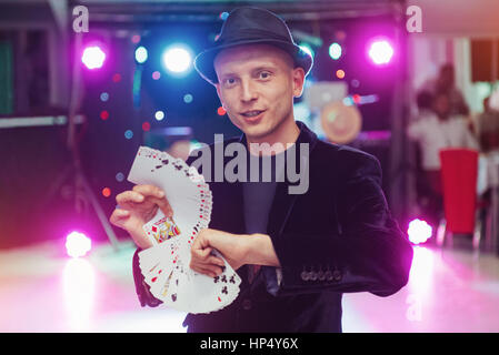 Magicien montrant tour avec des cartes à jouer. Magie, cirque Banque D'Images