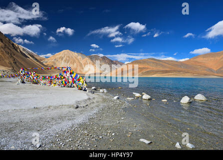 Drapeau de prière bouddhiste à la côte de Pangong Lake, Ladakh, Inde Banque D'Images