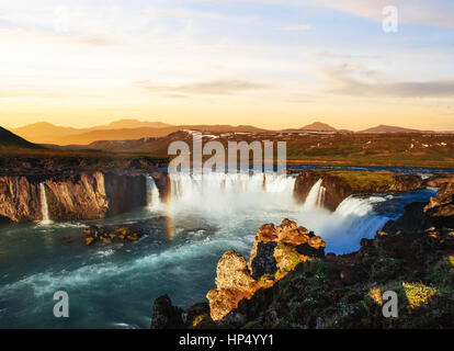 Cascade Godafoss au coucher du soleil. Beauty World. L'Islande, de l'Europe Banque D'Images