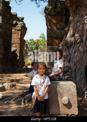 Trois filles de l'école de ruines d'un temple cambodgien Banque D'Images