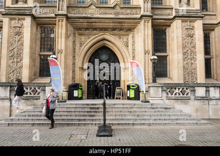 Les étudiants qui entrent dans la bibliothèque Maughan sur Chancery Lane, Londres, WC2. Banque D'Images