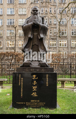 Statue en bronze de Confucius à l'extérieur de la bibliothèque Maughan sur Chancery Lane, Londres, WC2. Banque D'Images