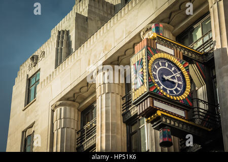 L'horloge ornementale de Peterborough House, l'ancien bâtiment du Daily Telegraph sur Fleet Street, Londres, Angleterre, Royaume-Uni Banque D'Images