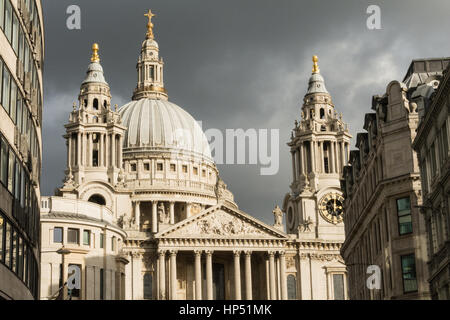 Vue rapprochée du dôme de la cathédrale Saint-Paul, face à un ciel sombre, City of London, Angleterre, Royaume-Uni Banque D'Images