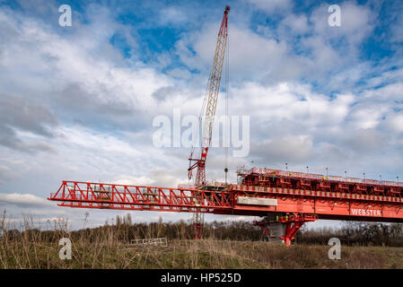 Runcorn Cheshire.. Nord-ouest de l'Angleterre. Vendredi 17 février 2017. Le nouveau pont de passerelle sur la rivière Mersey prend forme. Vu de Wigg Island. Banque D'Images