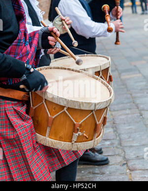 Venise, Italy-February 18, 2012 : Détail de l'exécution de batteurs écossais dans la rue dans une ville à Venise pendant le Carnaval de Venise jours. Banque D'Images