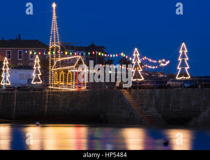 Mousehole, Lumières de Noël, Cornwall, England, UK Banque D'Images