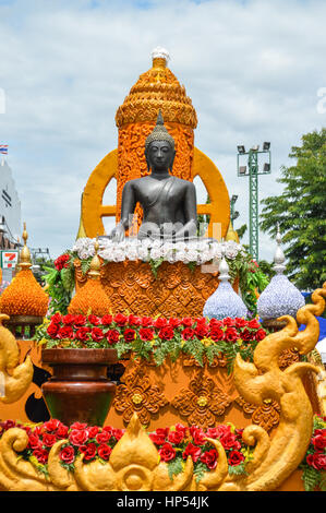 Chiang Rai, Thaïlande - 15 juillet 2016 : Défilé du Festival, la tradition du Bouddhisme. Banque D'Images