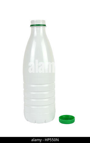 Ouvert blanc bouteille plastique lait ou boisson laiteuse avec son couvercle vert à côté, isolated on white Banque D'Images