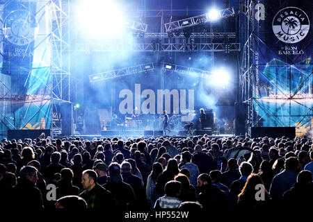 VALENCIA, Espagne - 4 AVR : foule regarder un concert à MBC Fest le 4 avril 2015 à Valence, en Espagne. Banque D'Images