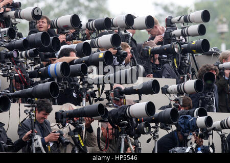 Photographes de presse à l'extérieur de Buckingham Palace, SUR LA JOURNÉE DU MARIAGE ROYAL DU PRINCE WILLIAM ET KATE MIDDLETON Banque D'Images