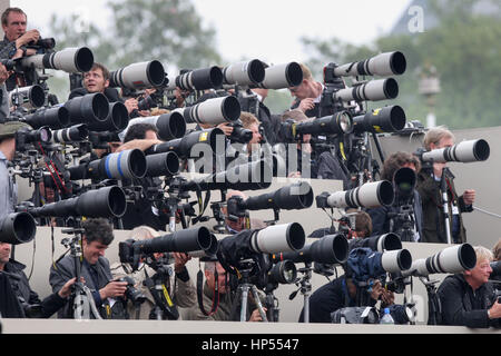 Photographes de presse à l'extérieur de Buckingham Palace, SUR LA JOURNÉE DU MARIAGE ROYAL DU PRINCE WILLIAM ET KATE MIDDLETON Banque D'Images