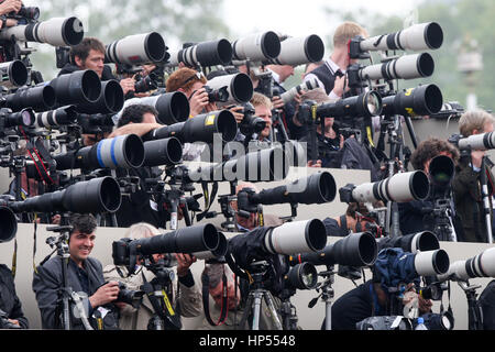 Photographes de presse à l'extérieur de Buckingham Palace, SUR LA JOURNÉE DU MARIAGE ROYAL DU PRINCE WILLIAM ET KATE MIDDLETON Banque D'Images