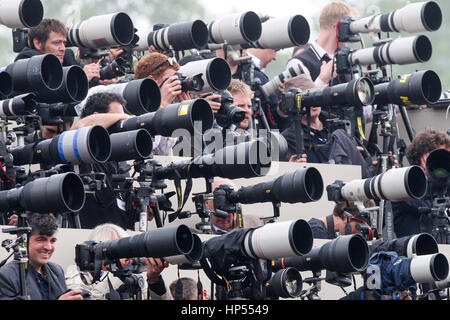 Photographes de presse à l'extérieur de Buckingham Palace, SUR LA JOURNÉE DU MARIAGE ROYAL DU PRINCE WILLIAM ET KATE MIDDLETON Banque D'Images