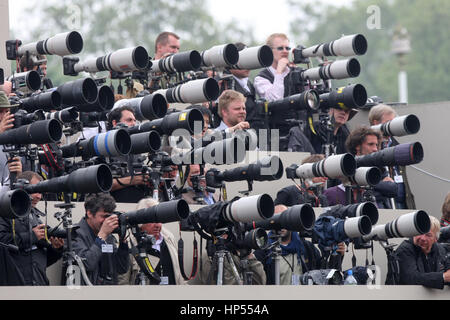 Photographes de presse à l'extérieur de Buckingham Palace, SUR LA JOURNÉE DU MARIAGE ROYAL DU PRINCE WILLIAM ET KATE MIDDLETON Banque D'Images