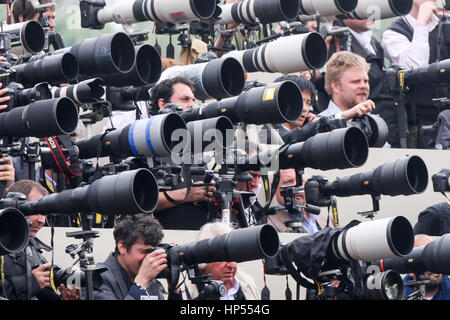 Photographes de presse à l'extérieur de Buckingham Palace, SUR LA JOURNÉE DU MARIAGE ROYAL DU PRINCE WILLIAM ET KATE MIDDLETON Banque D'Images