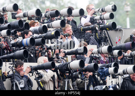 Photographes de presse à l'extérieur de Buckingham Palace, SUR LA JOURNÉE DU MARIAGE ROYAL DU PRINCE WILLIAM ET KATE MIDDLETON Banque D'Images