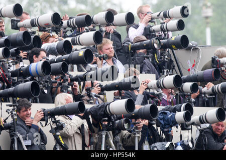 Photographes de presse à l'extérieur de Buckingham Palace, SUR LA JOURNÉE DU MARIAGE ROYAL DU PRINCE WILLIAM ET KATE MIDDLETON Banque D'Images