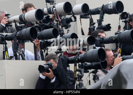 Photographes de presse à l'extérieur de Buckingham Palace, SUR LA JOURNÉE DU MARIAGE ROYAL DU PRINCE WILLIAM ET KATE MIDDLETON Banque D'Images