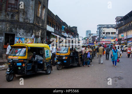 Mumbai, Inde - 11 décembre 2016 - Tuk Tuks dans les rues bondées et la circulation à Mumbai Banque D'Images