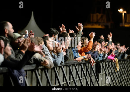 Valence, Espagne - avril 5 : regarder la foule d'un concert au MBC Fest le 5 avril 2015 à Valence, en Espagne. Banque D'Images