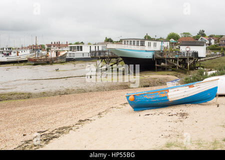 House Boats at West Mersea, sur l'estuaire de la Colne, rivières Blackwater et la côte d'Essex, au Royaume-Uni. Non aiguisé Banque D'Images