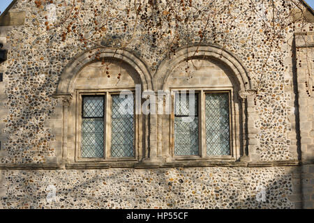 Fenêtres en pierre voûtée sur façade de silex à Moyses Hall, Bury St Edmunds, Suffolk. UK Non aiguisé Banque D'Images