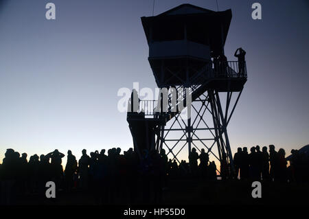 Silhouette de la tour d'observation et des foules de gens sur Ghorepani Poon Hill au lever du soleil dans le sanctuaire de l'Annapurna, Himalaya, Népal, Asie. Banque D'Images