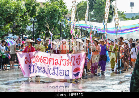 Chiang Rai, Thaïlande - 12 Avril 2015 : Le Songkran festival parade. Songkran est la maison de vacances connue pour sa fête de l'eau. Banque D'Images