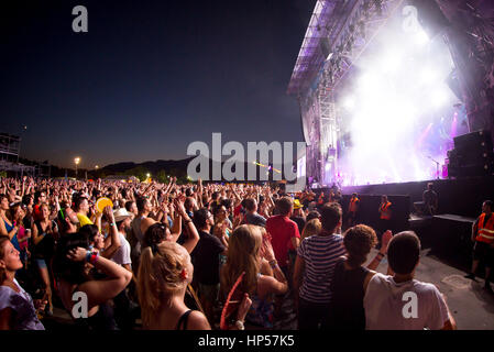 BENICASSIM, ESPAGNE - Juillet 19 : foule lors d'un concert au Festival de Musique le 19 juillet 2015 à Benicassim, Espagne. Banque D'Images