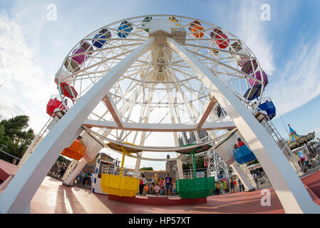 Barcelone - 5 SEPTEMBRE : une grande roue de couleur à Tibidabo Amusement Park le 5 septembre 2015 à Barcelone, Espagne. Banque D'Images